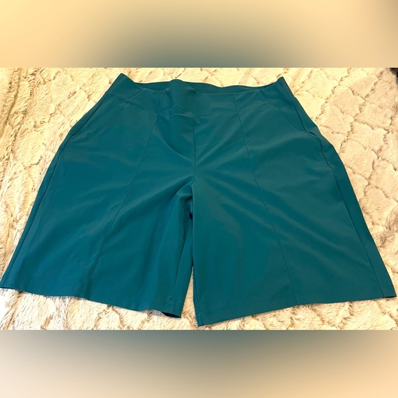 Athleta Pants - Athleta size 16 shorts